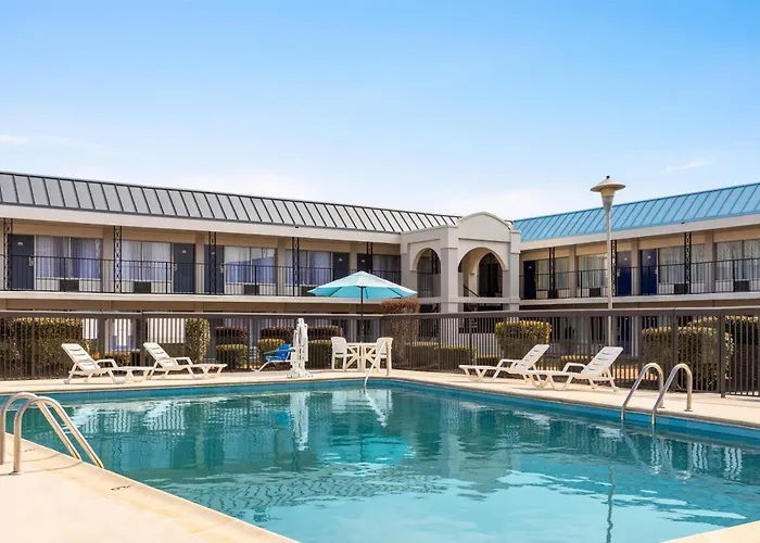 Cheap hotels Days Inn By Wyndham Emporia