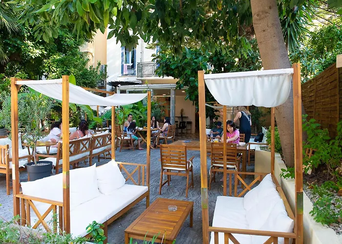 Auberge De Jeunesse Hi Nice Les Camelias