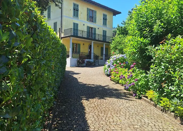 Camelia, Our Room With Lake View, Private Bathroom And Dedicated Parking At The Villa Isabella Stresa