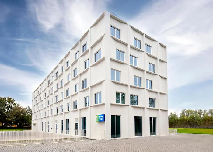 Holiday Inn Express & Suites By Ihg