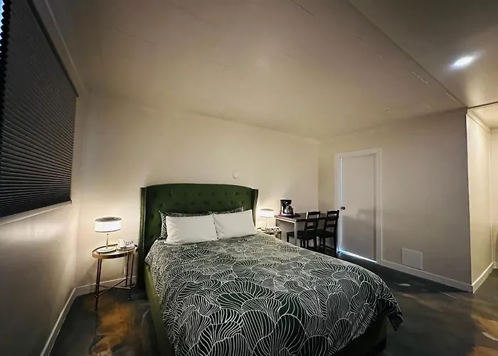 Luxury hotel only: Sage Hills Motel