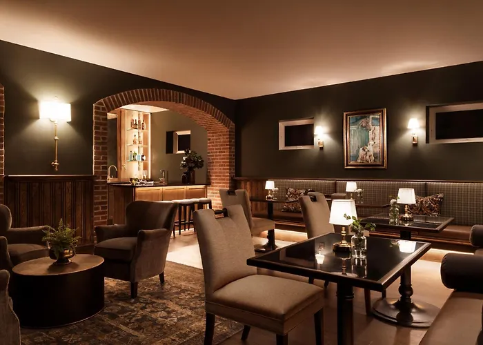 86 State Circle - Luxury Boutique Hotel