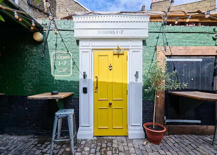 Villa: The Crown Pub & Guesthouse