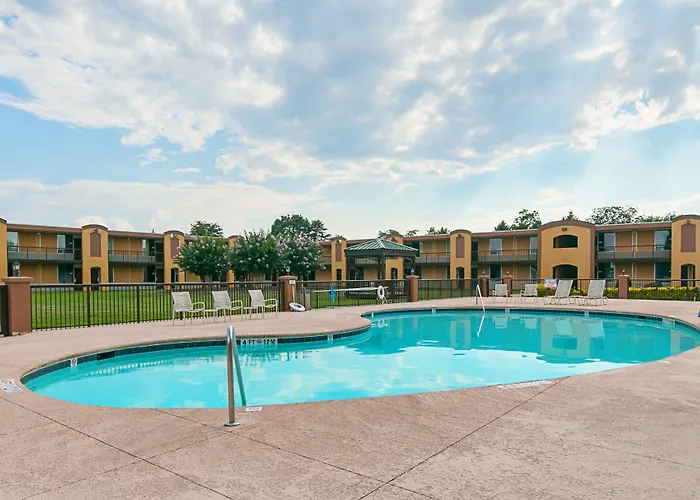 Hotel with view: Red Roof Inn Forsyth