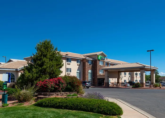 Hotel with pool: Holiday Inn Express & Suites Farmington Bloomfield By Ihg