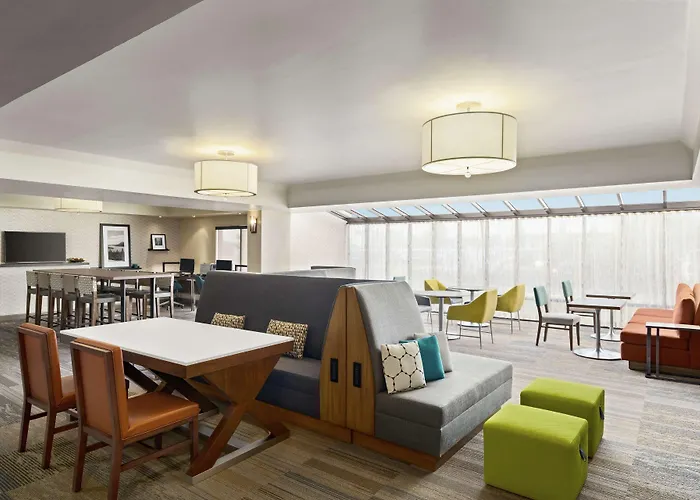 Hotel with pool: Hampton Inn Portland Airport