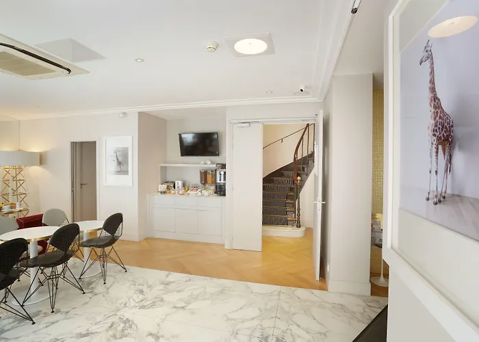 Hotel cerca del colegio: Nouvel Hotel Eiffel