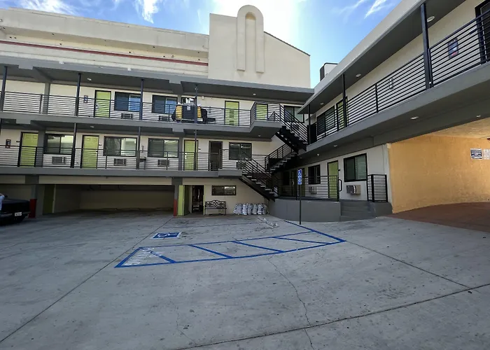Deluxe Inn Hawthorne/ Lax