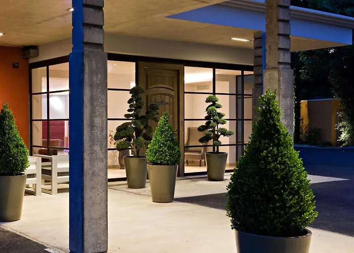 Best Western Plus Le Lavarin