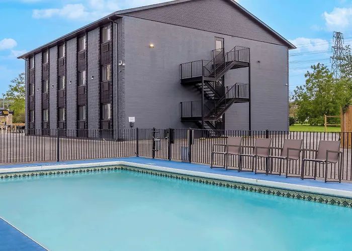 Cheap hotel: Motel 6 Niagara Falls, On Near The Falls