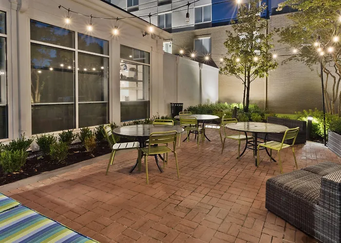 Luxury hotel only: Hilton Garden Inn Birmingham/Lakeshore Drive