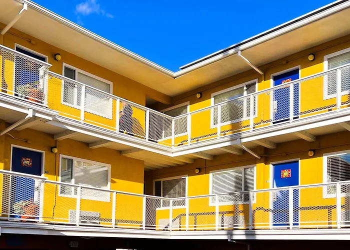 Hotel with pool: Hotel Del Sol