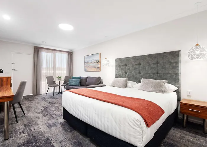 Comfort Deakin Palms