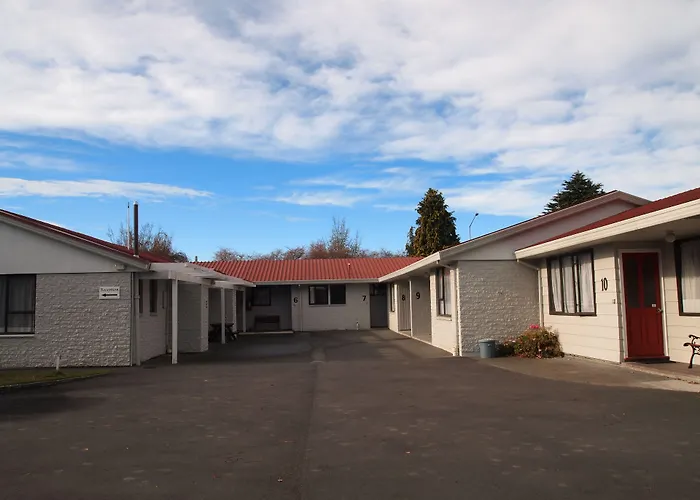 Pet Friendly hotel: Airport Lodge Motel