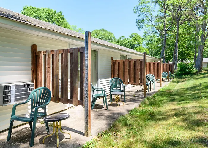 Hotel with view: Blue Dolphin Inn