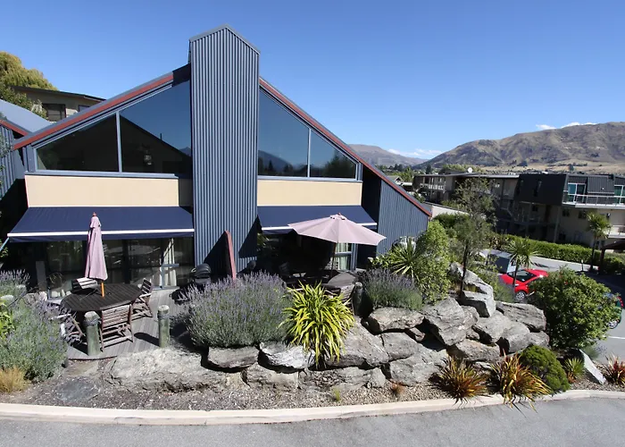 Beach hotel: The Moorings Motel And Apartments