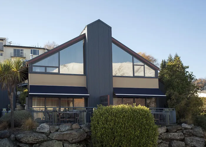 Beach hotel: The Moorings Motel And Apartments