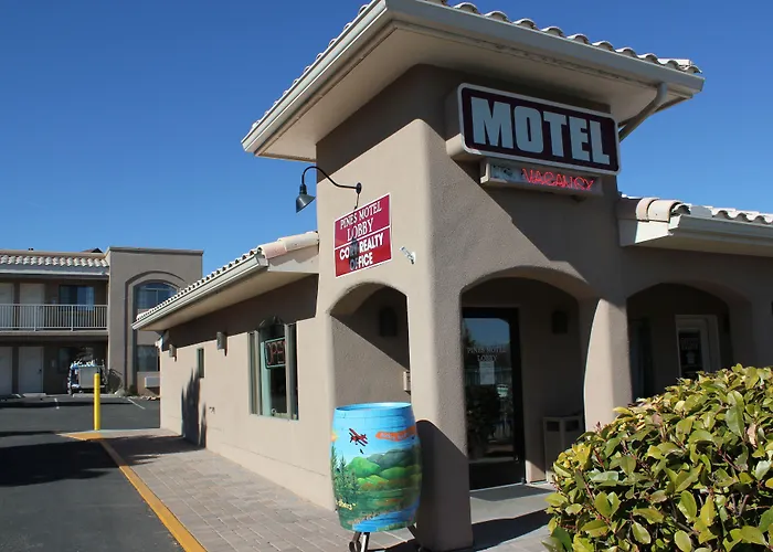 Motel: Pines Inn & Suites