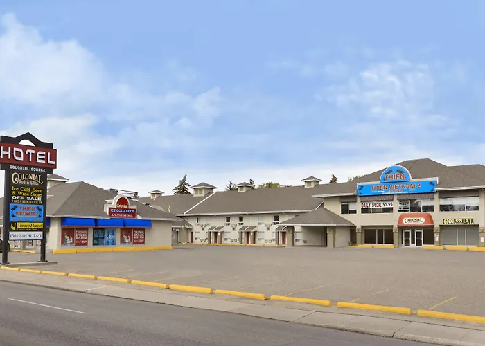 Motel: Colonial Square Inn & Suites