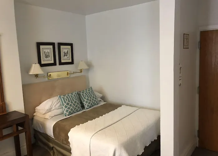 Cheap hotel: Au Petit Hotel