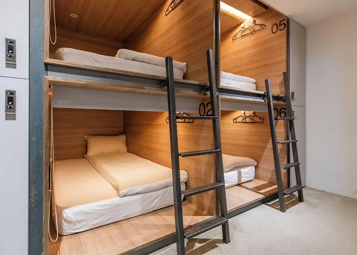 Hostel: Bouti City Capsule Inn
