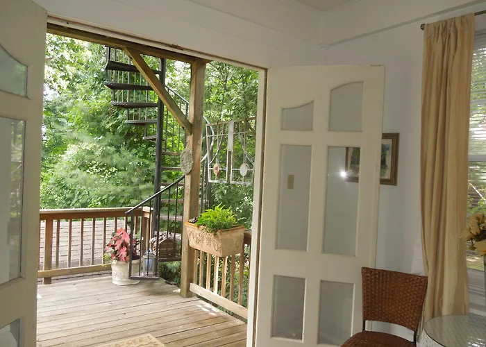 Oakland Cottage Bed And Breakfast