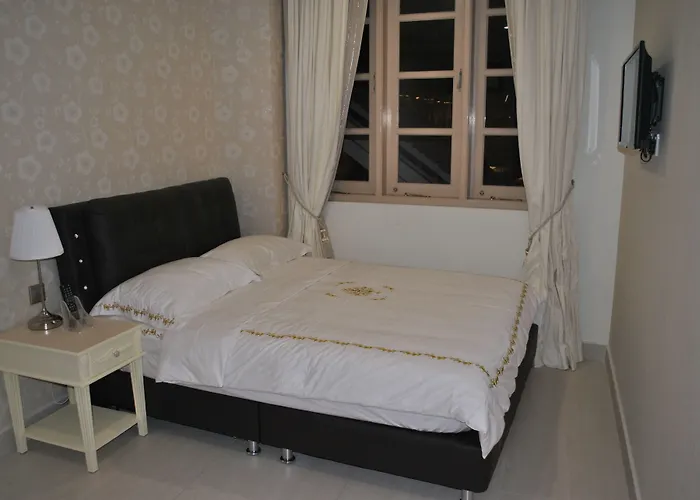 Resort: Jayleen Clarke Quay Hotel