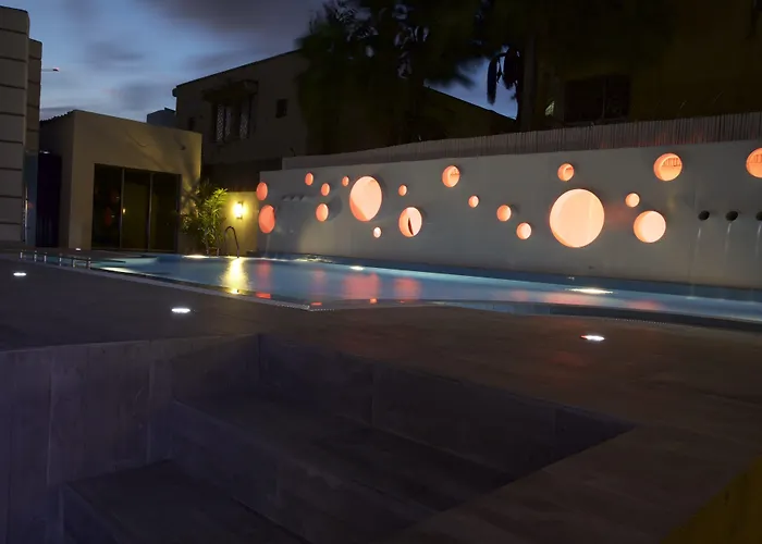 Hotel with pool: Scarlet Lodge