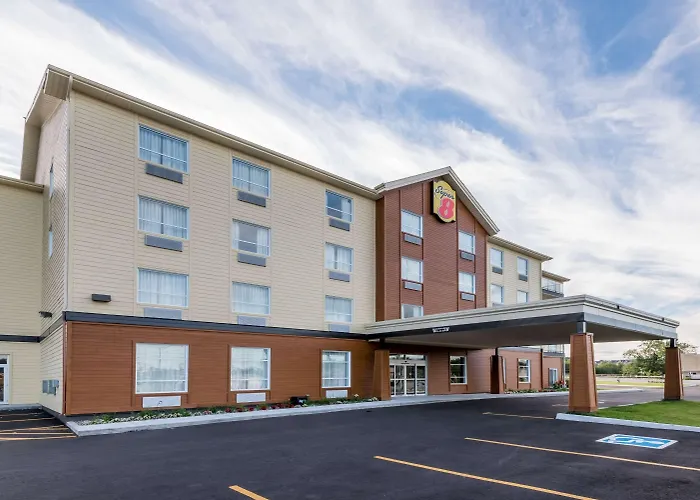 Romantic hotel: Super 8 By Wyndham Mont Laurier