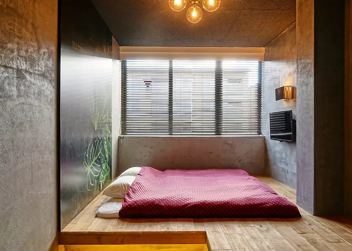 Family Hotel: Material