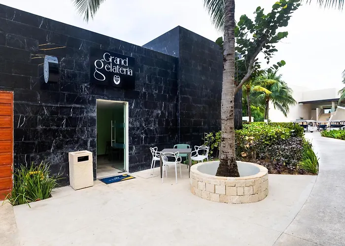 Pet Friendly hotel: Grand Palladium Select Costa Mujeres
