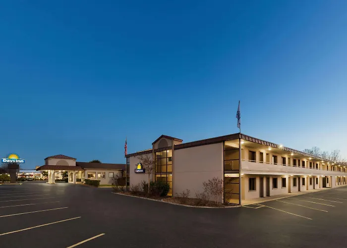 Pet Friendly hotel: Days Inn By Wyndham Oak Ridge Knoxville
