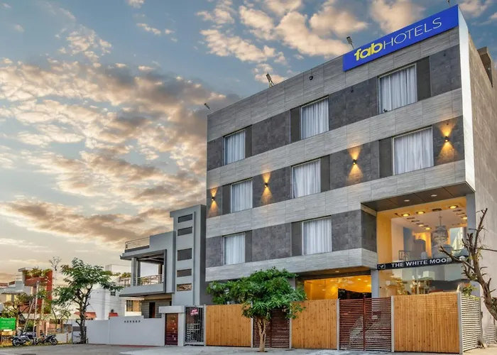 Fabhotel The White Moon