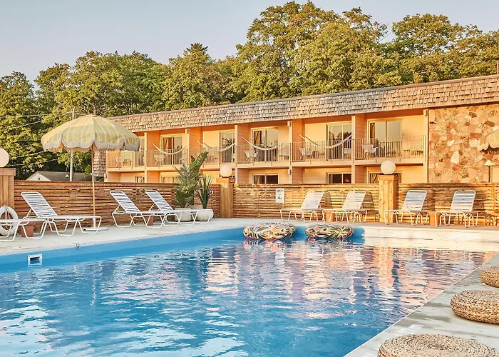 Family Hotel: The June Motel, Sauble Beach