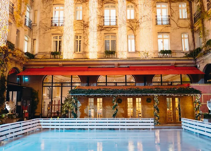Hotel com vista: Hôtel Plaza Athénée - Dorchester Collection