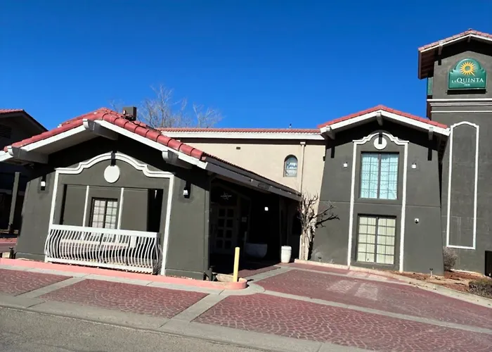 3 star hotels La Quinta Inn By Wyndham Farmington