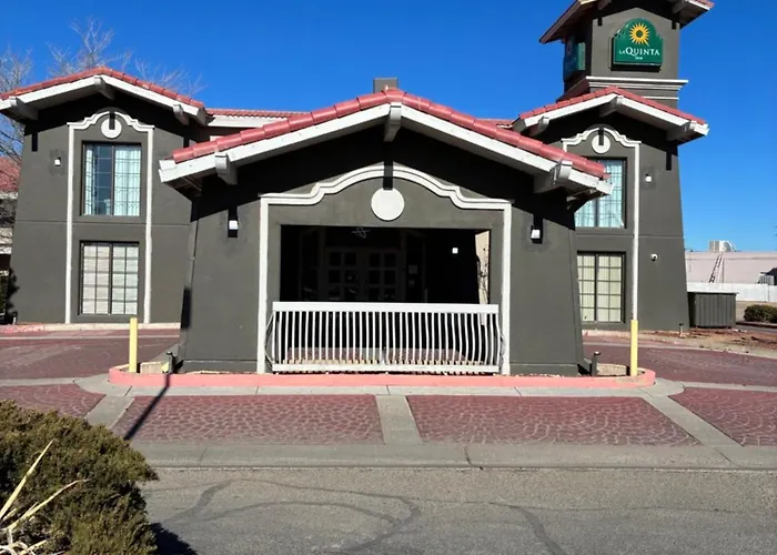 3 star hotels La Quinta Inn By Wyndham Farmington