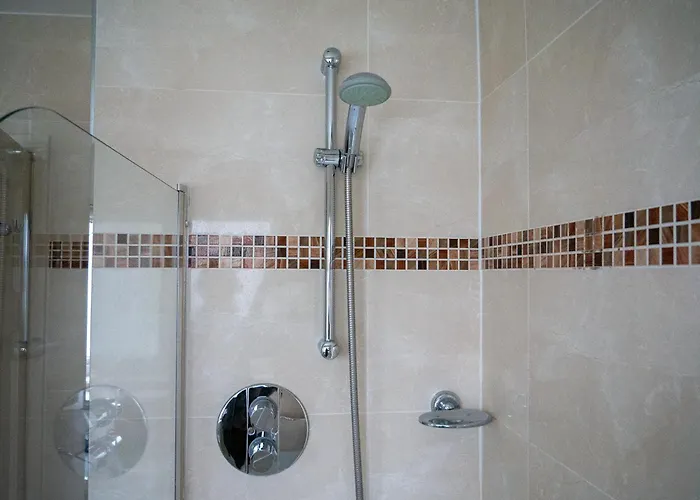 Hotel with pool: Elmers Court Hotel