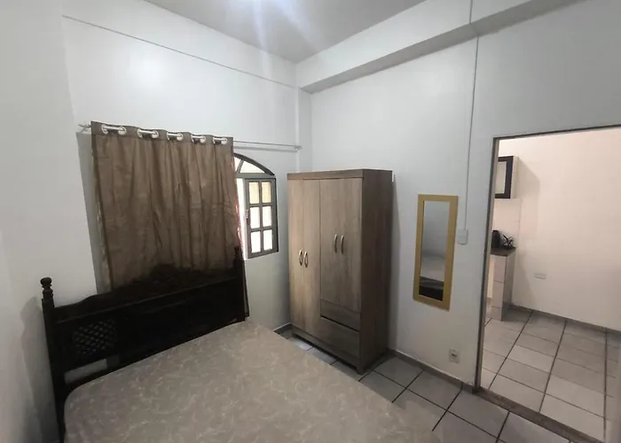 Apto térreo de um quarto com varanda, 550m da Praia de Itaparica