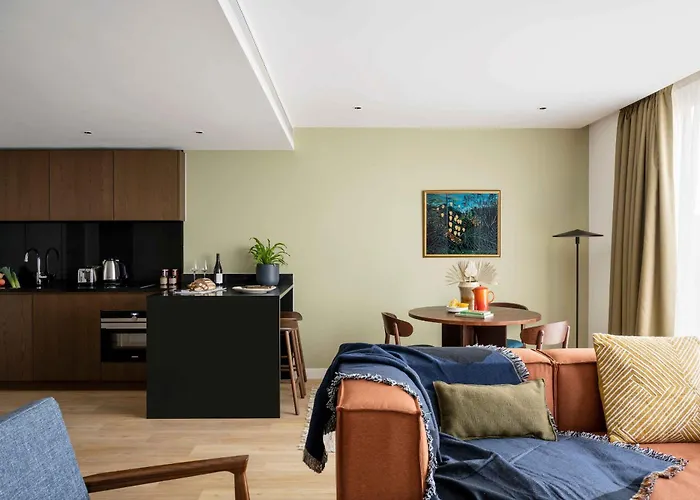 Airport Hotel: Cove Landmark Pinnacle