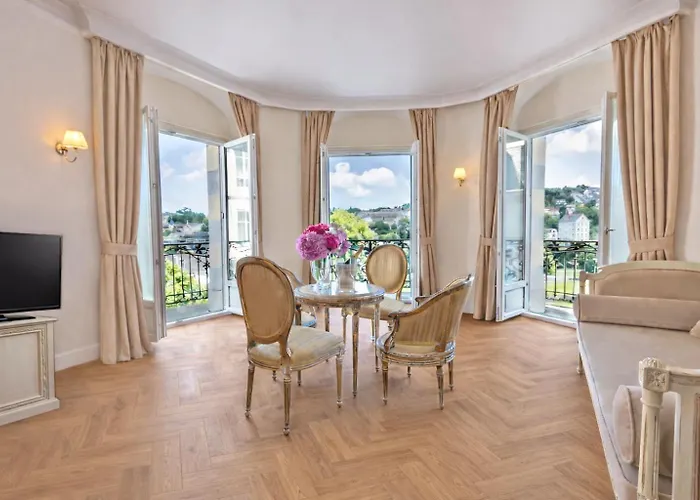 Luxury hotel only: Grand Hotel Moderne