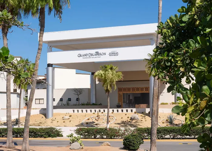 4 star hotel: Grand Decameron Los Cabos, A Trademark All-Inclusive Resort (Adults Only)