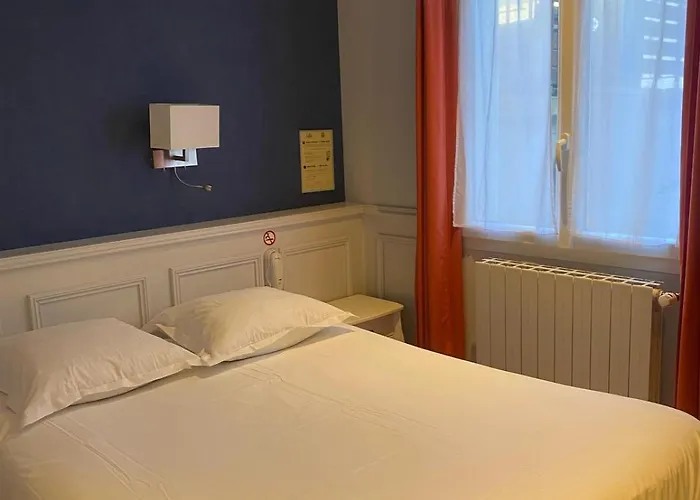 Logis Hotel Restaurant Le Monarque 30 Parking Velos Securise