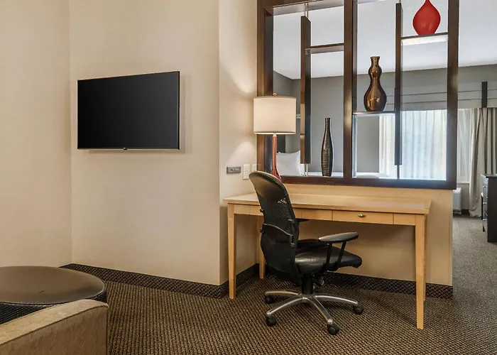 Hotel near College: Cambria Hotel Traverse City