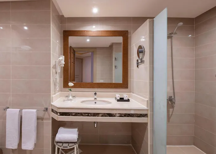 Jacuzzi hotel: Charmillion Gardens Aquapark