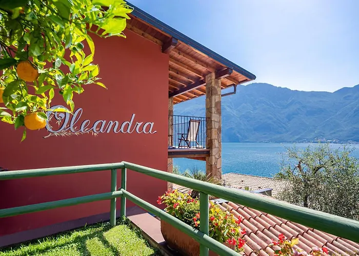Hotel with pool: Hotel La Gardenia & Villa Oleandra