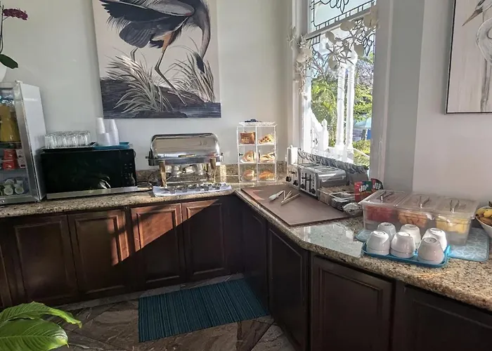 Southernmost Point Guest House&Garden Bar