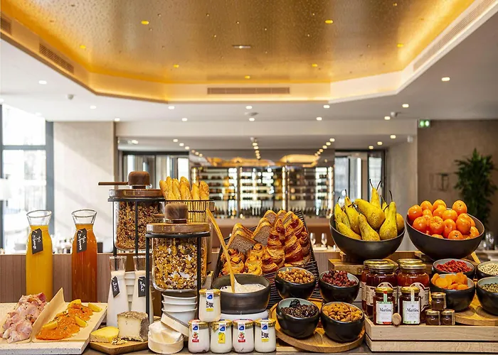Luxury hotel only: Radisson Blu Hotel, Rouen Centre