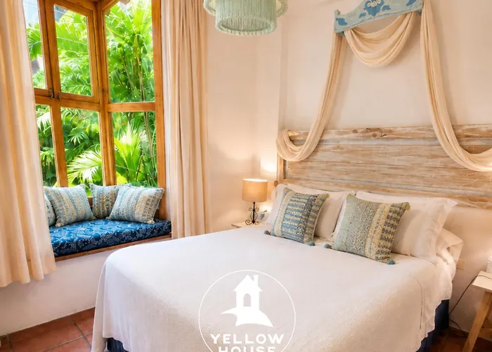 The Hostels Yellow House B&B
