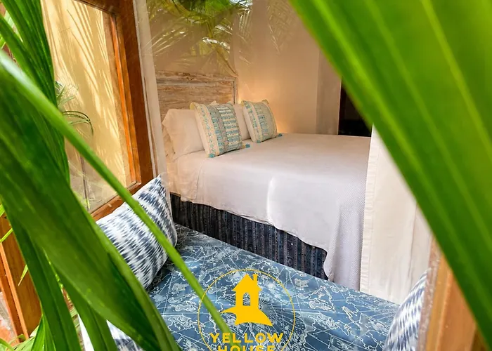The Hostels Yellow House B&B